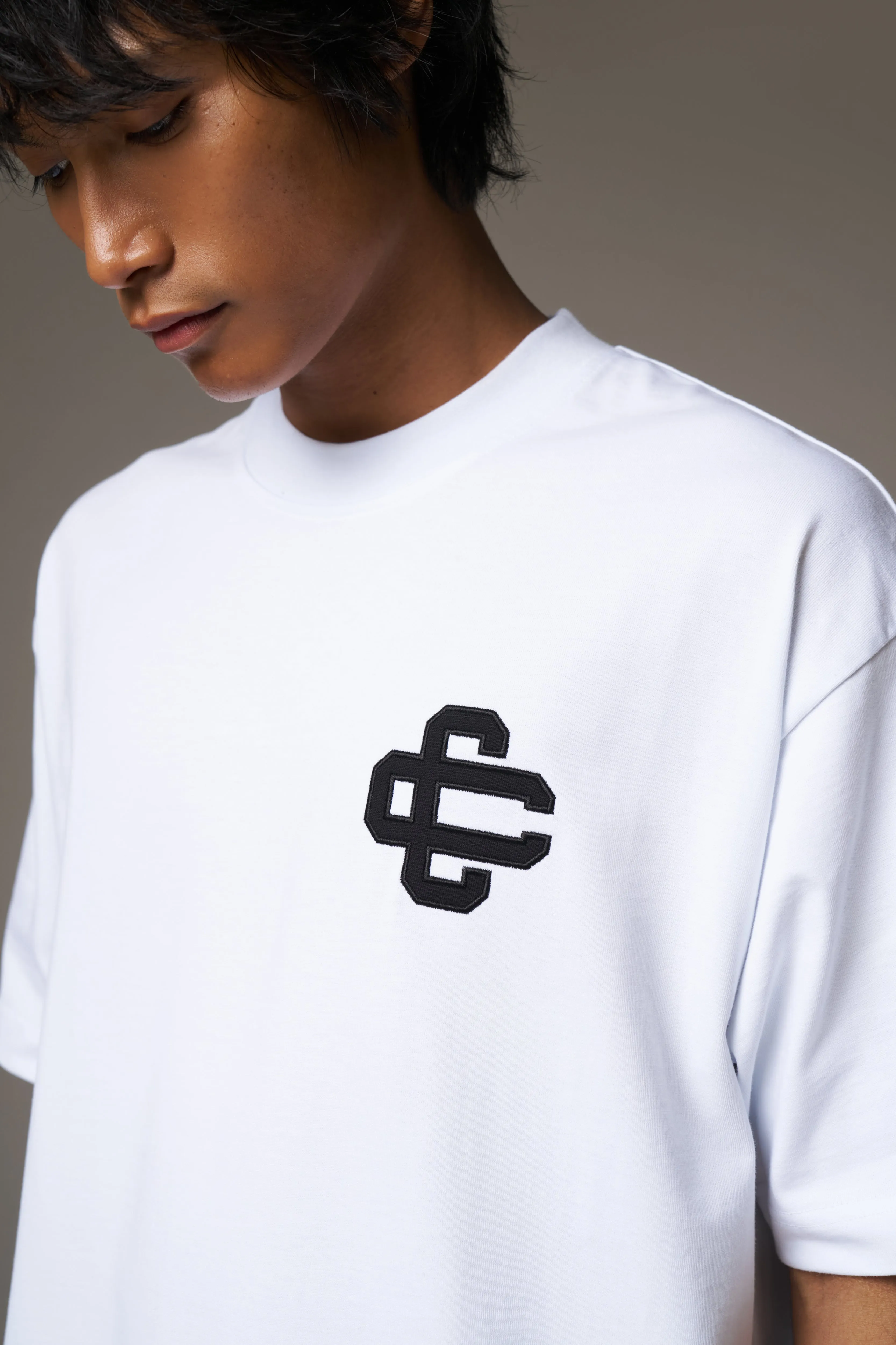APPLIQUE EMBLEM T-SHIRT - WHITE