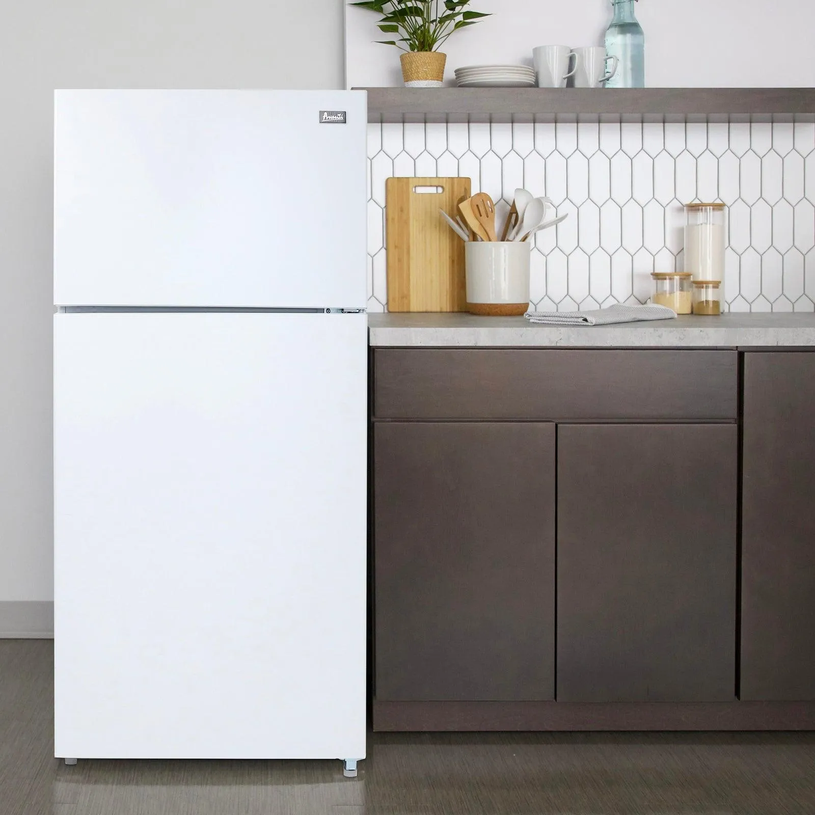 Avanti FF18D0W4 Avanti Frost-Free Apartment Size Refrigerator, 18.0 Cu. Ft. - White / 18 Cu. Ft.