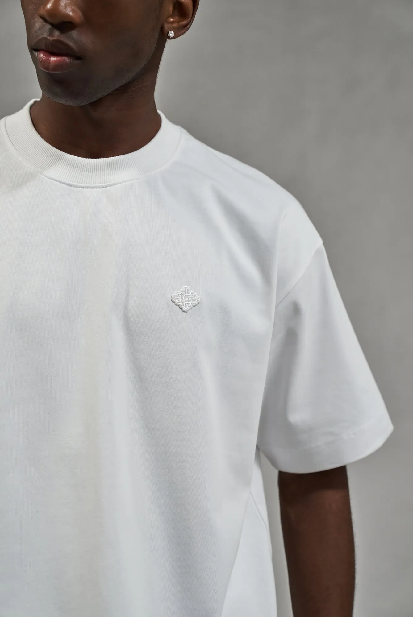 TONAL EMBLEM RELAXED T-SHIRT - WHITE