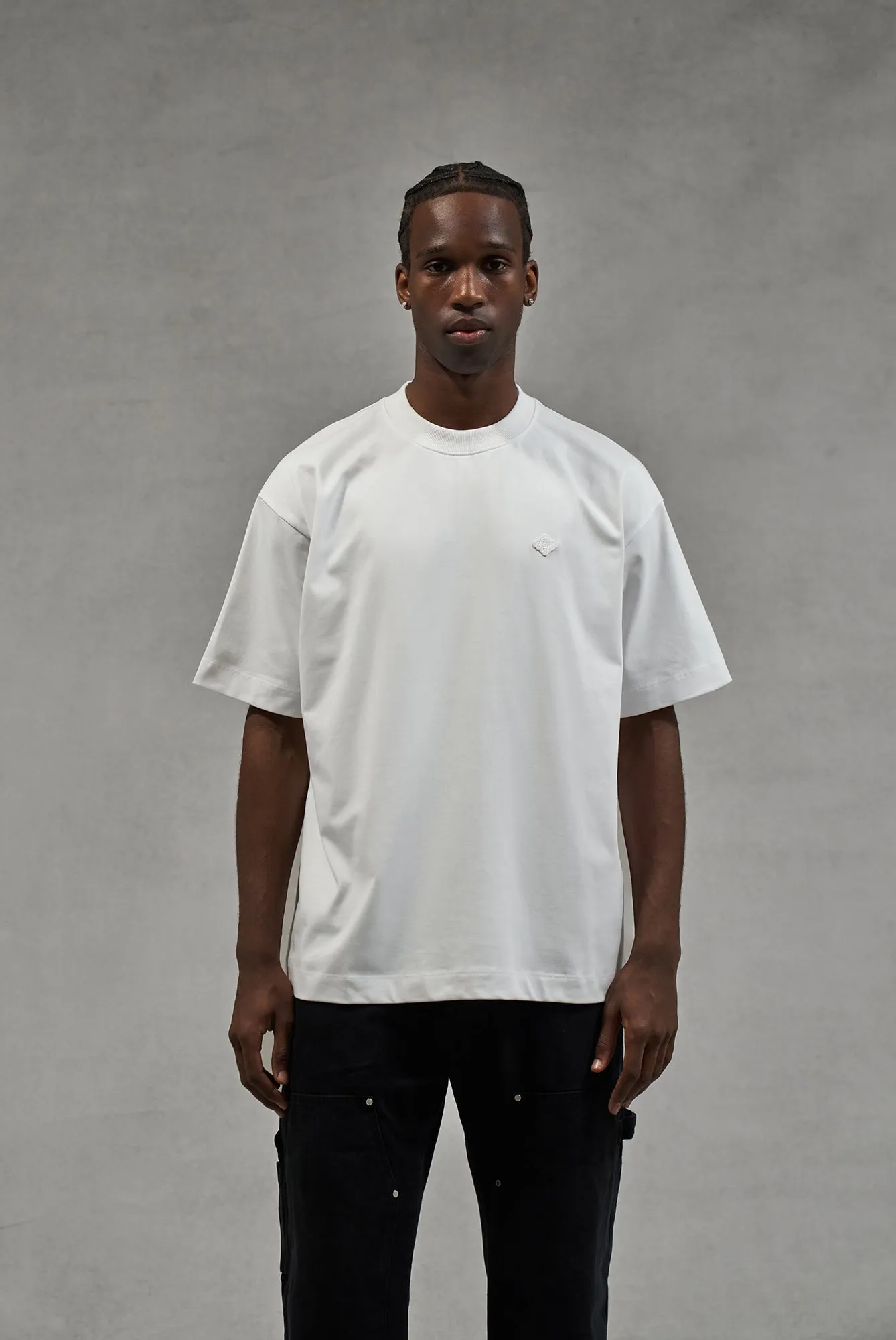 TONAL EMBLEM RELAXED T-SHIRT - WHITE
